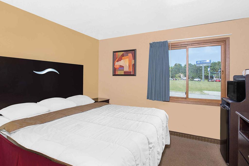 Super 8 By Wyndham Sheboygan Wi Motel Exterior foto