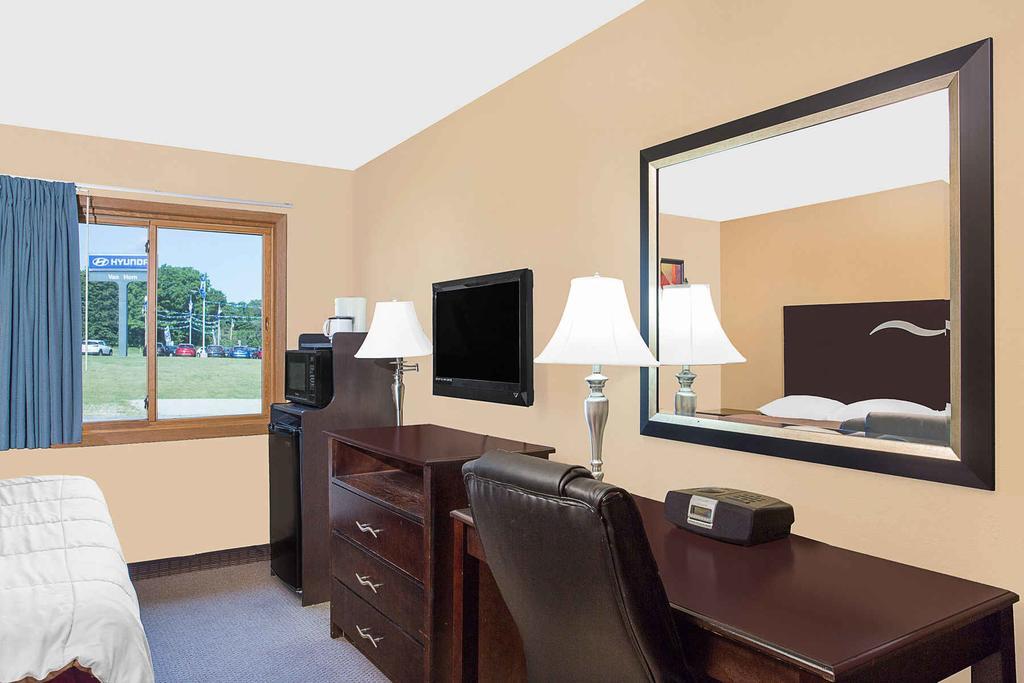 Super 8 By Wyndham Sheboygan Wi Motel Exterior foto